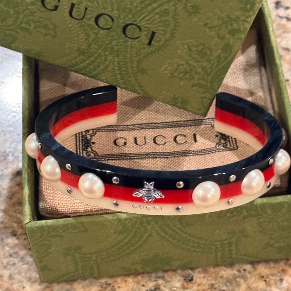 *SOLD* Gucci Bee & Pearl Resin Cuff Size L - Picture 3 of 9